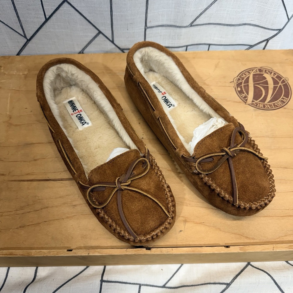 Minnetonka Women's Classic Suede Moccasin Slippers - Chestnut
